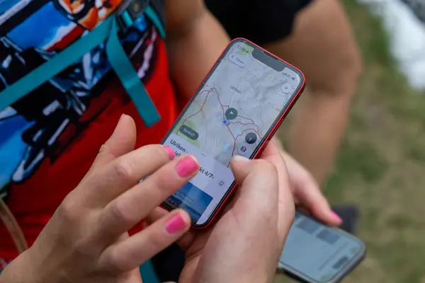 To stykker trykker på en mobil med kart på.