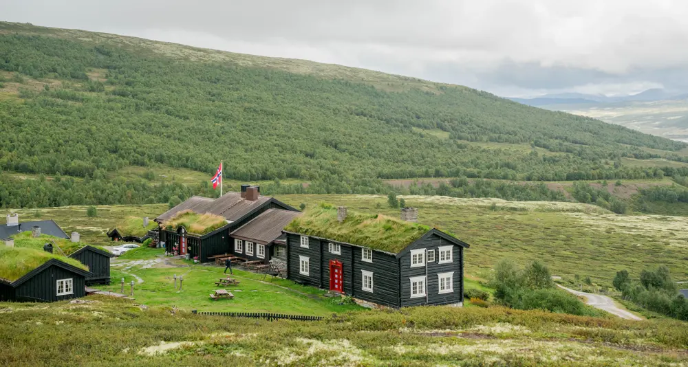 Grimsdalshytta har storslått utsikt over Grimsdalen og mot Rondane.