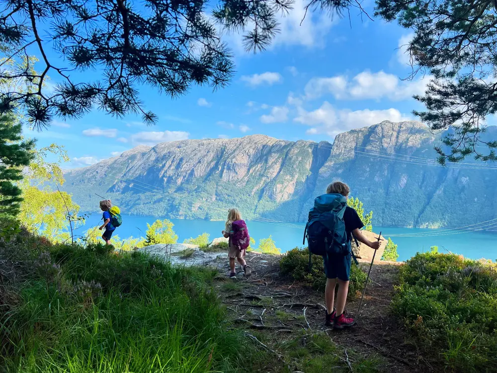 Familien Jaarvik Reiestad er på sommerferie på Bakken gard.