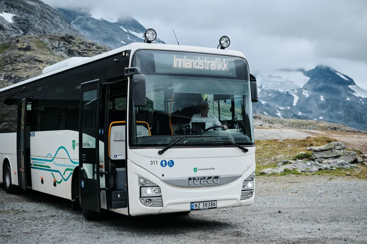 Buss ved Leirvassbu i Jotunheimen.