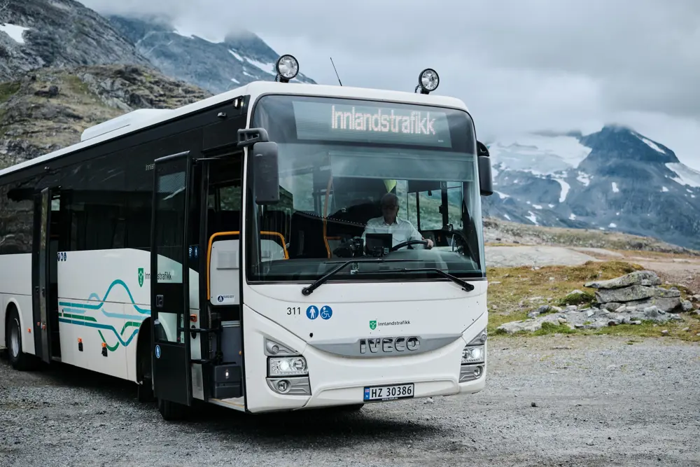 Buss ved Leirvassbu i Jotunheimen.
