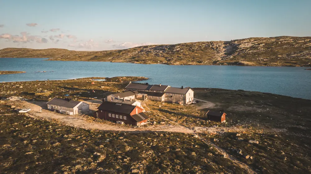 Flyfoto av en gråmalt hytte