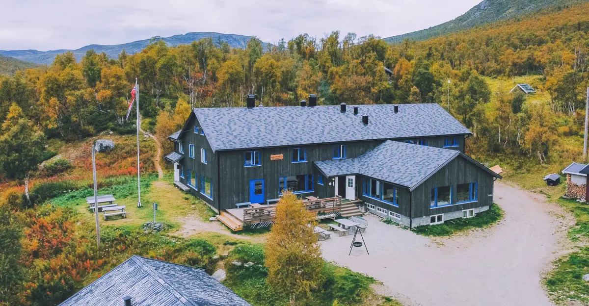 Mogen Turisthytte i ny drakt, høsten 2024.