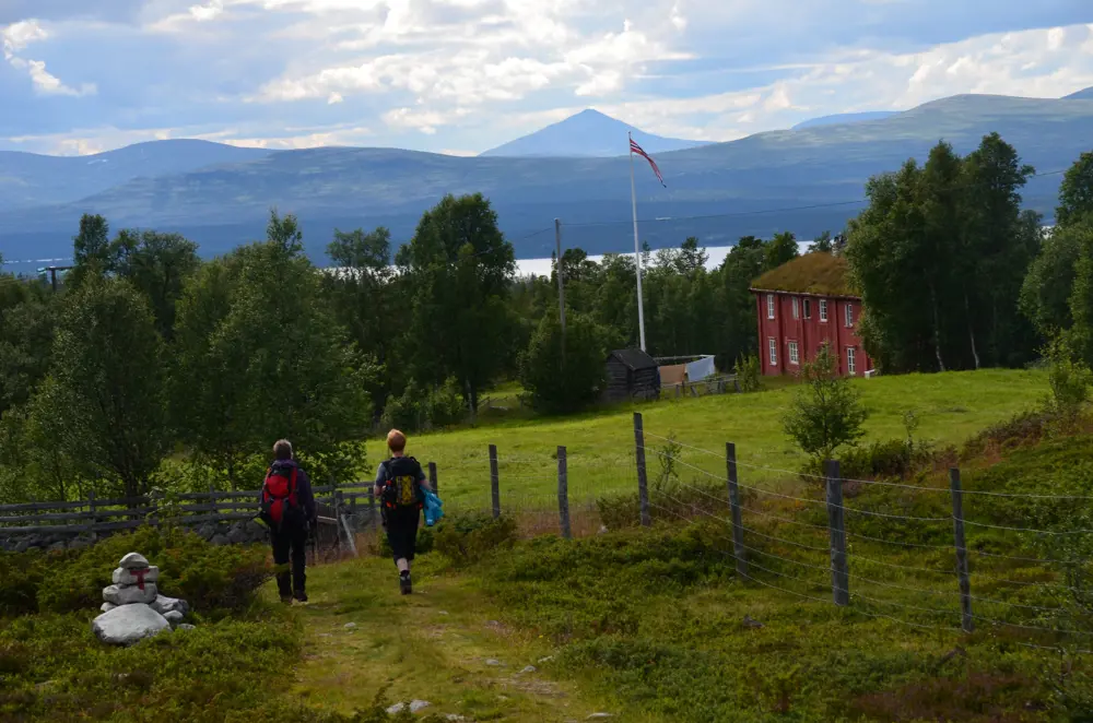 To personer på vei mot Svukuriset i Femundsmarka.
