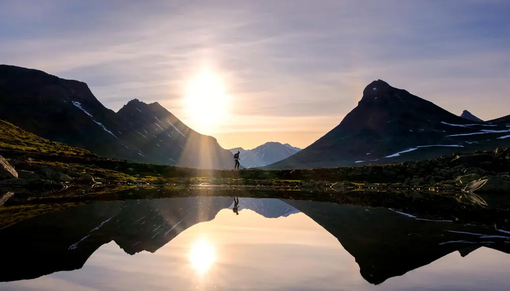 Leirvassbu med utsikt mot soloppgangen og kyrkja. @ca.pedersen Finalist i DNTs fotokonkurranse 2022.