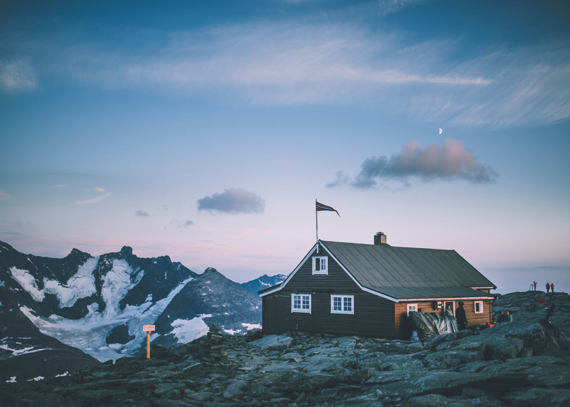 En brunmalt hytte på toppen av fjelltopp