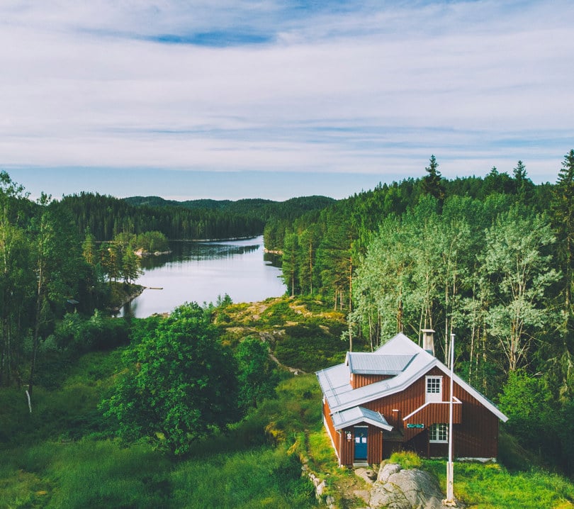 En rødmalt hytte i skogen