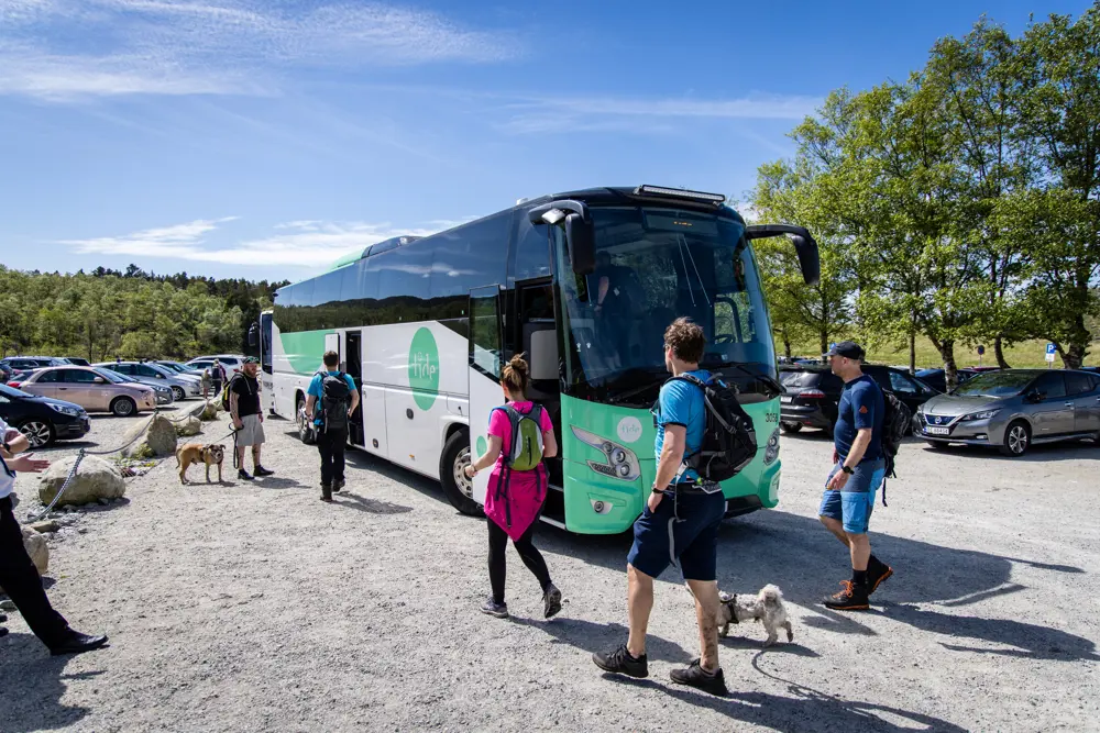 Bilder fra 7-nutsturen 2022, fra Dale til Gramstad over sju topper. Buss, Tide, parkeringsplass på Gramstad.