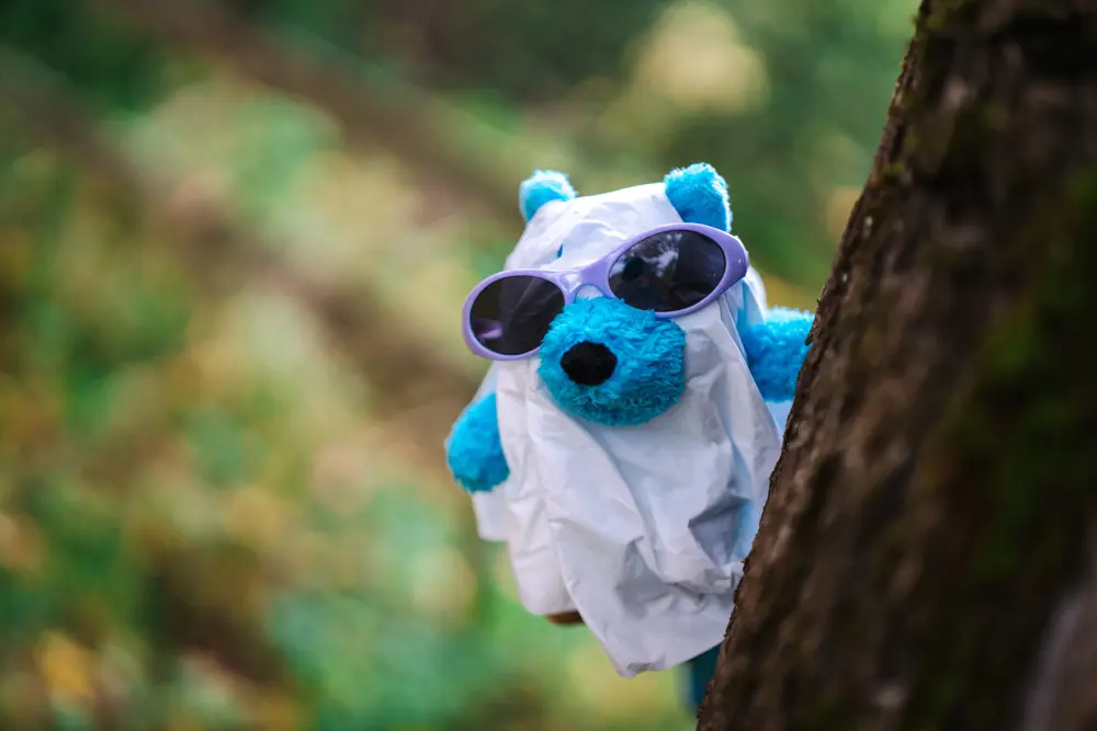En blå bamse med solbriller