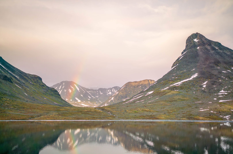 To fjelltopper i solnedgang