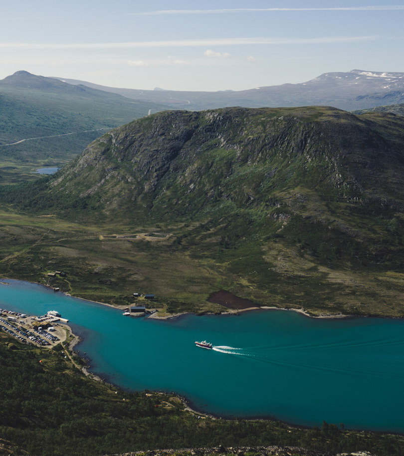 En båt som kjører på et fjellvann