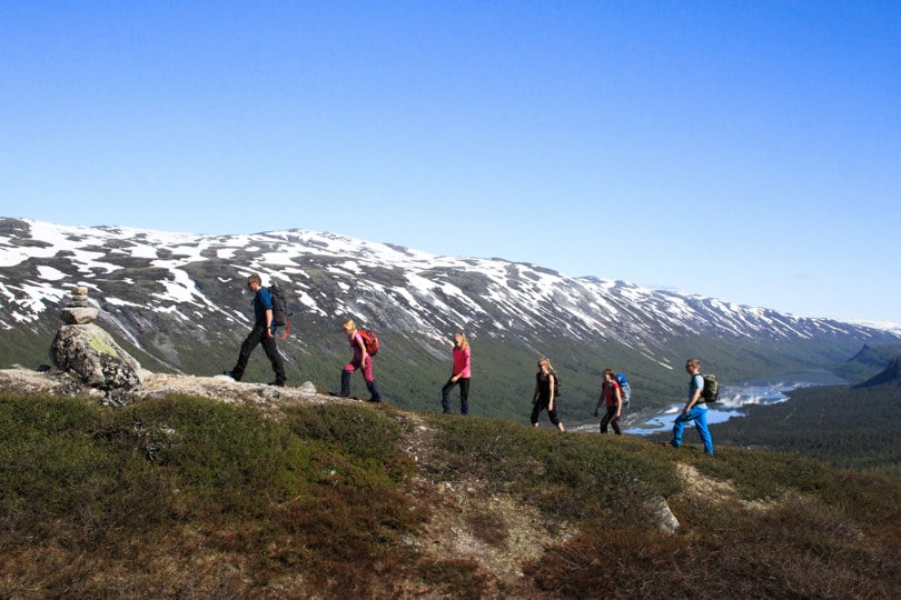 Personer som går på tur i fjellet