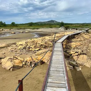Djupvika ved Esandsjøen, og hengebrua over elva. Sommer 2022