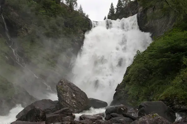 Stor foss i fritt fall.