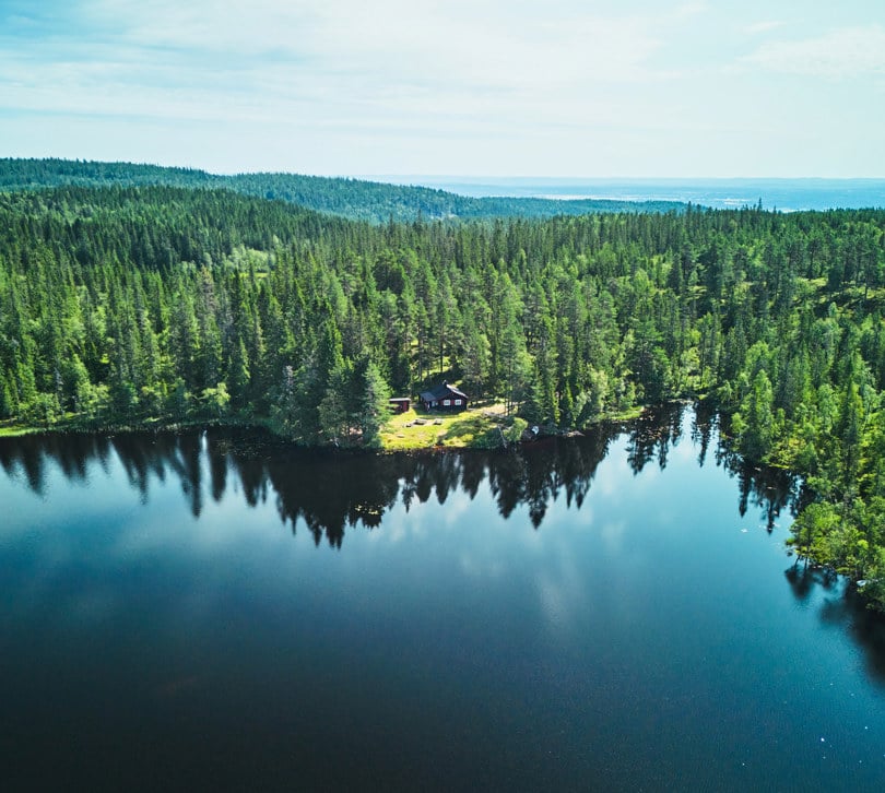 Svartmalt hytte sett fra luften
