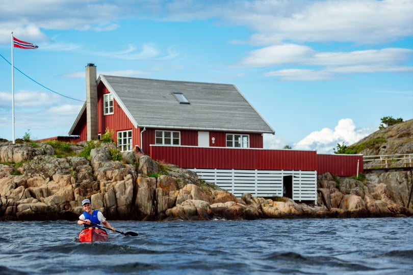 padler utenfor kysthytte drevet av DNT
