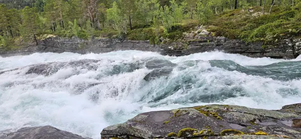 Raundalselva: Badekulpar og geologiske fenomen
