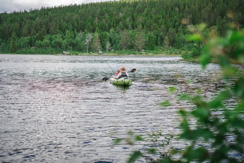 To personer som padler i en packraft