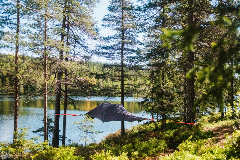 Svevetelt som er hengt opp ved et vann