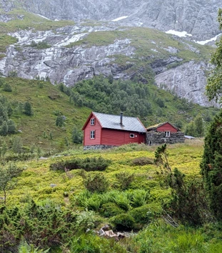 Brydalsseter turisthytte ved Sognefjorden i Stølsheimen, 2024.