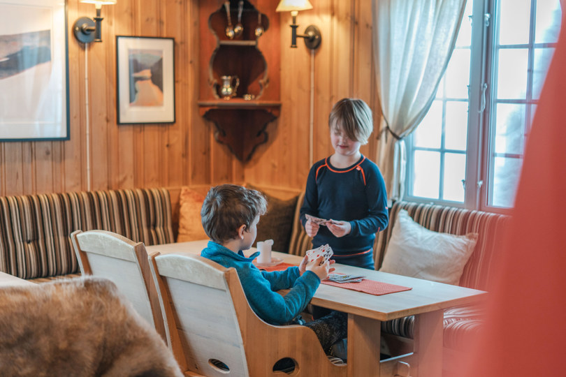 to barn som spiller kortspill