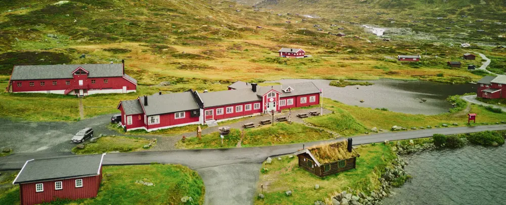 Dronebilde av en rødmalt hytte