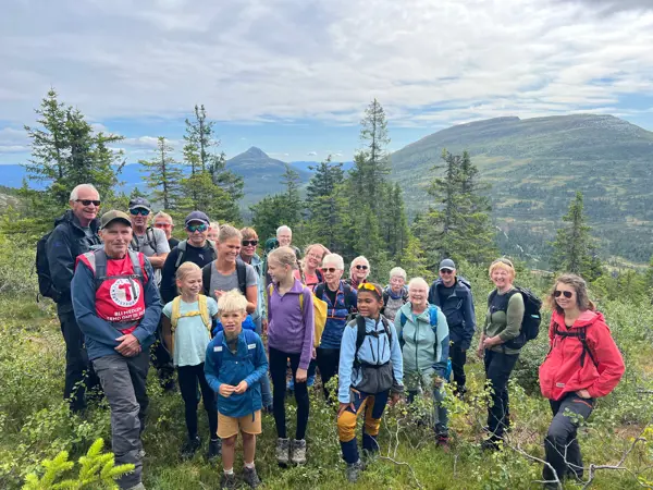 en gruppe på tur i fjellet