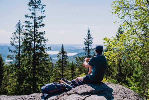En person med caps som ser utover et landskap