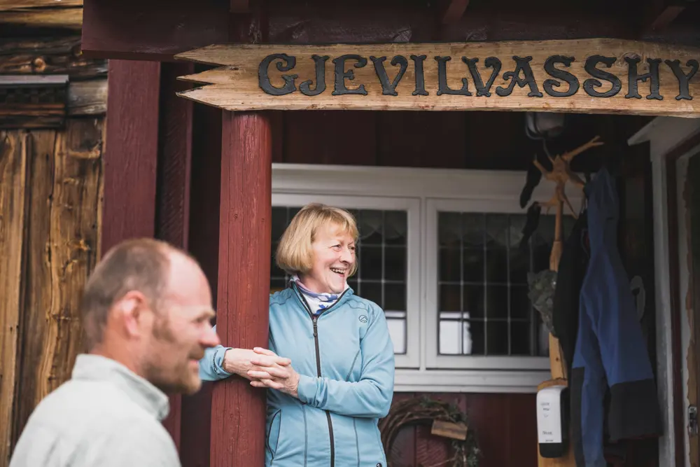 Dugnad på Gjevilvasshytta. Skifting av tak og utskiftning av vinduer.