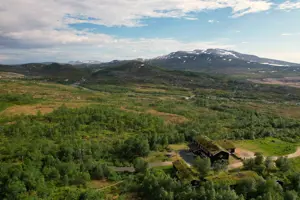 Nedalshytta i Sylan ligger ved foten av Sylmassivet helt på grensa til Sverige.