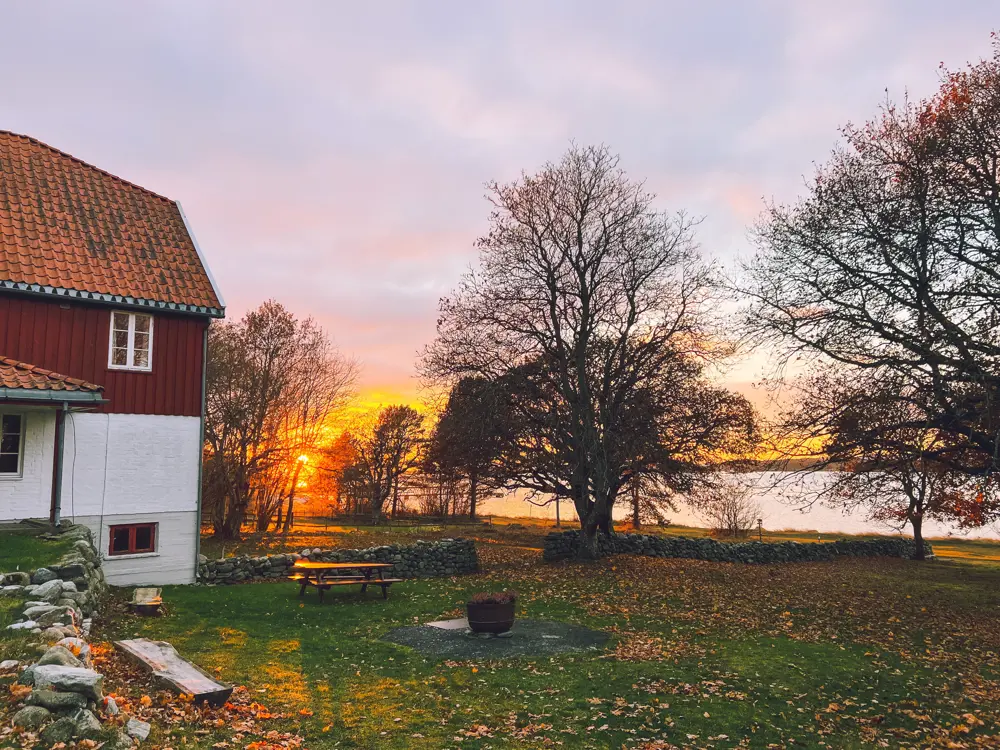 En rødmalt hytte i solnedgang