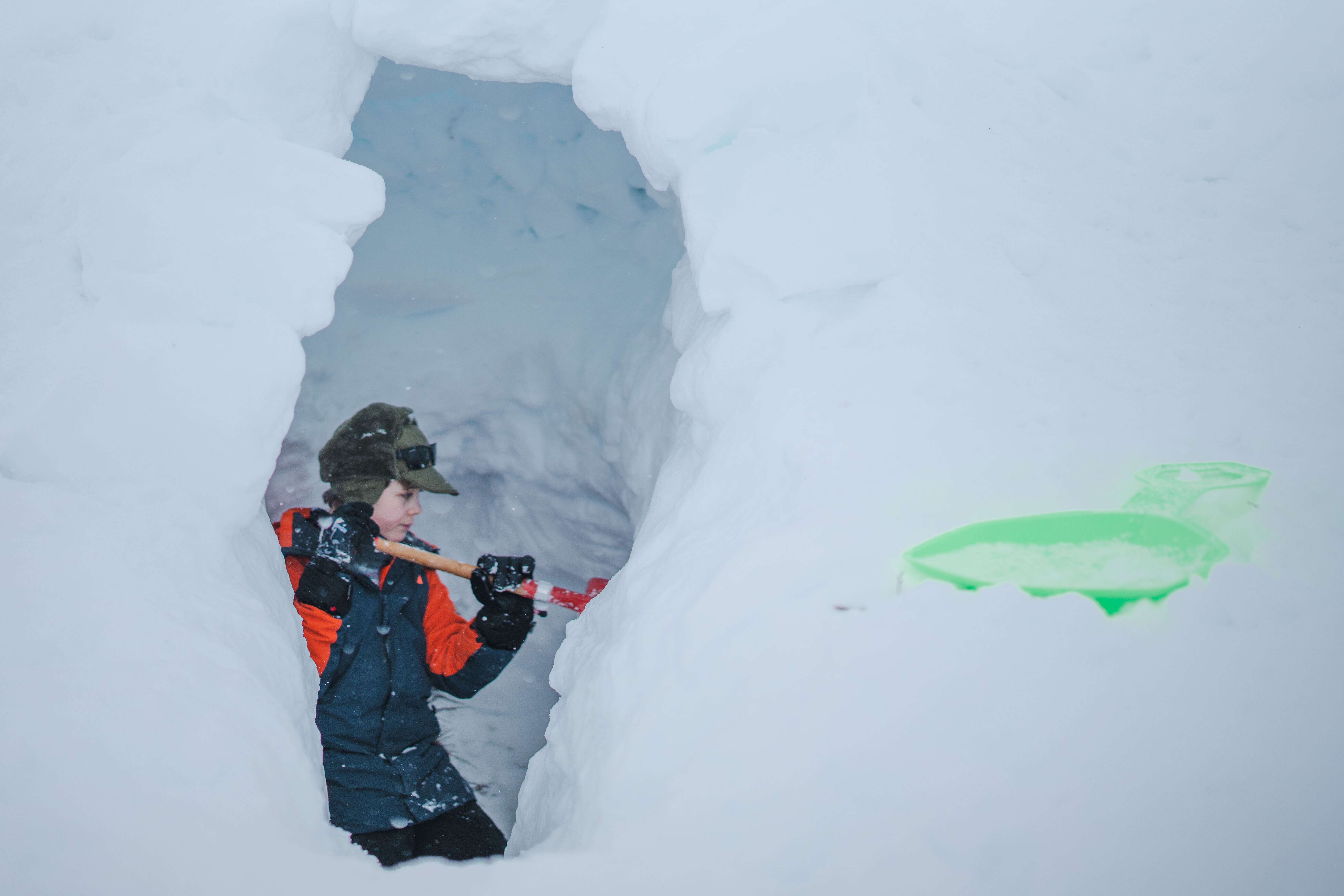 Barn som graver sn&oslash;hule