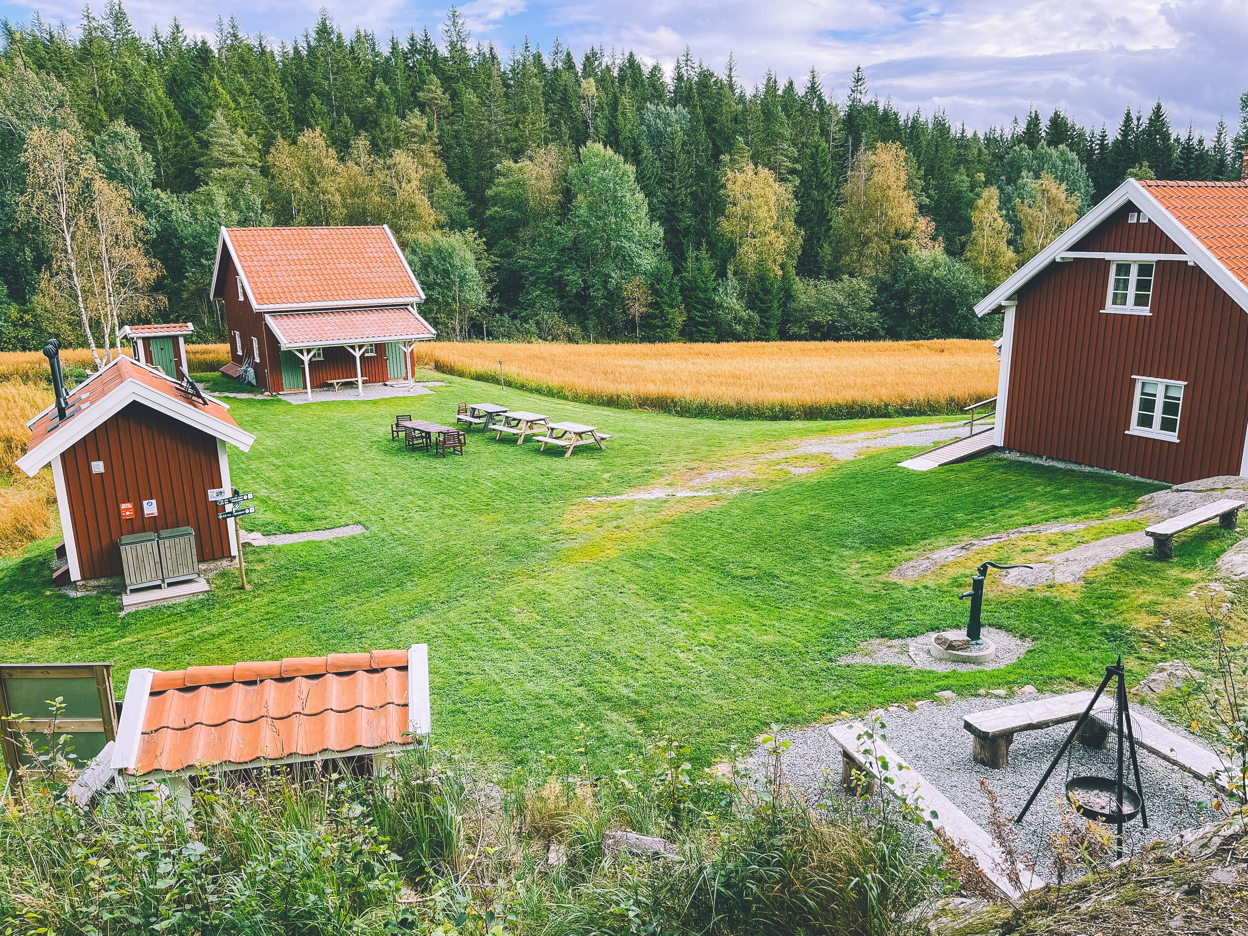 bilde av et tun med r&oslash;d hus