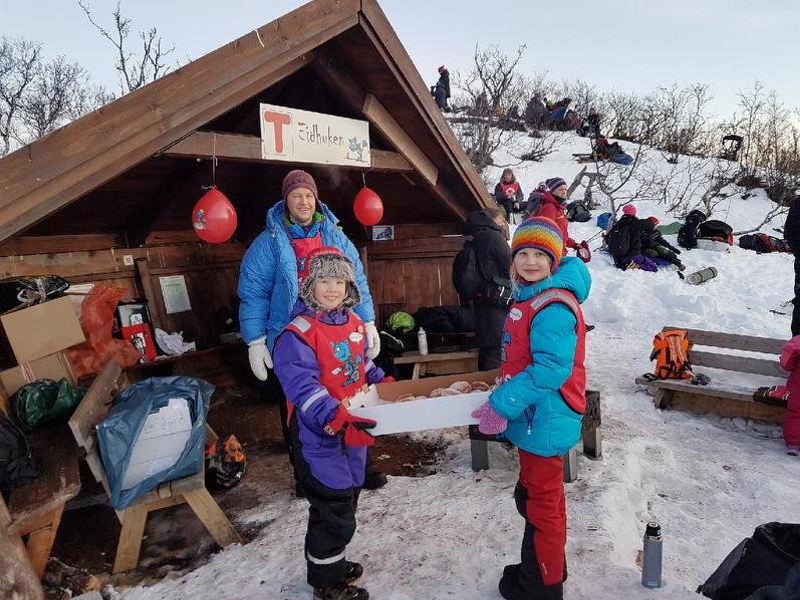 To barn holder en boks med boller ved gapahuk