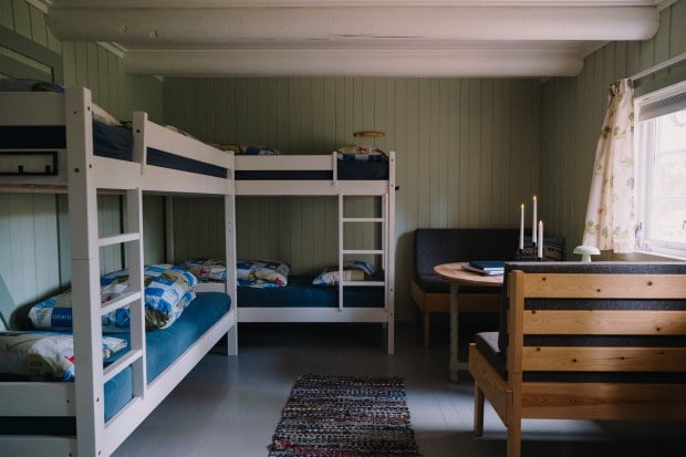 Hytte med k&oslash;yesenger og sittekrok