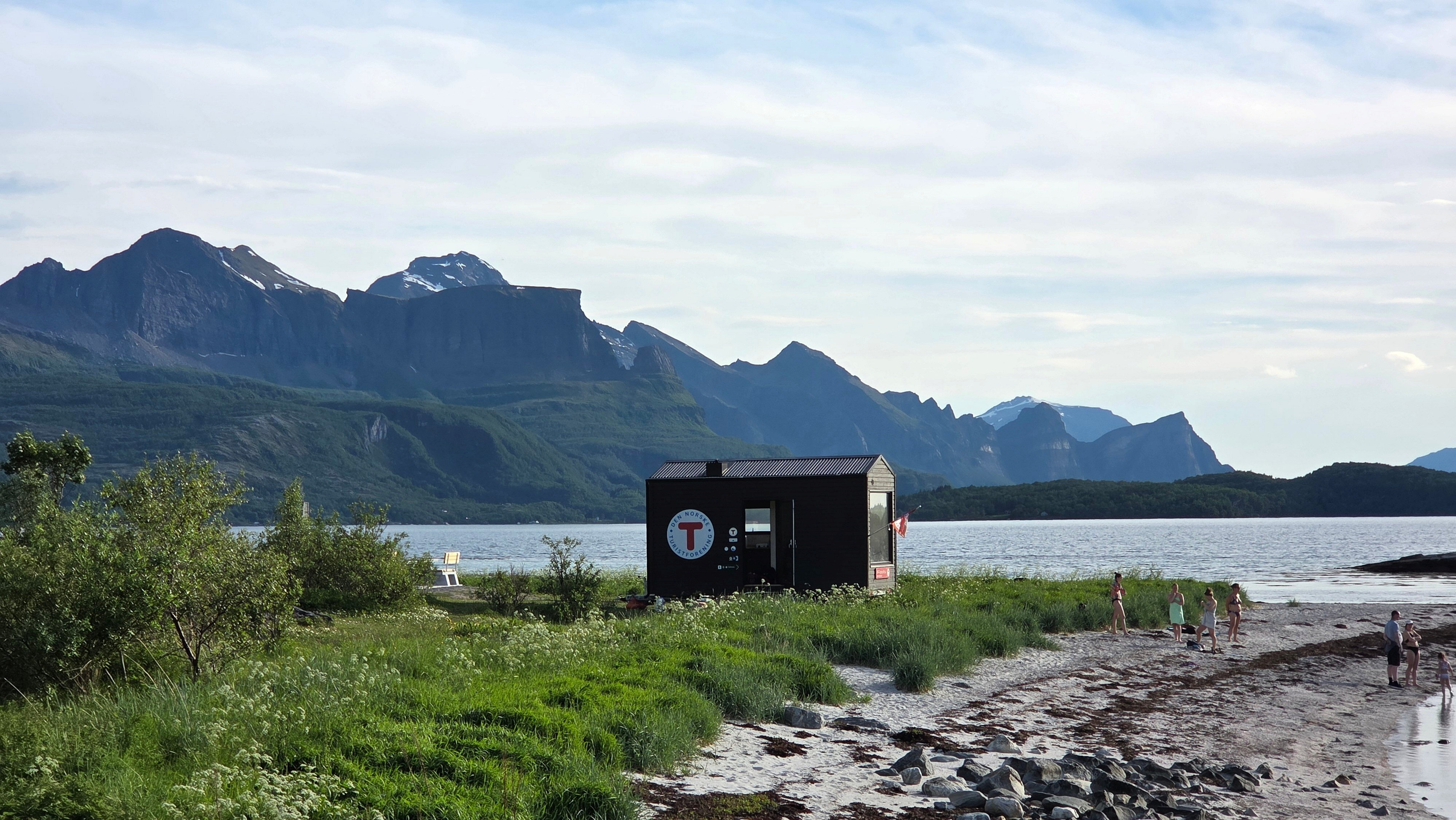 hytte p&aring; hjul p&aring; strand i nydelig Nordlands-landskap