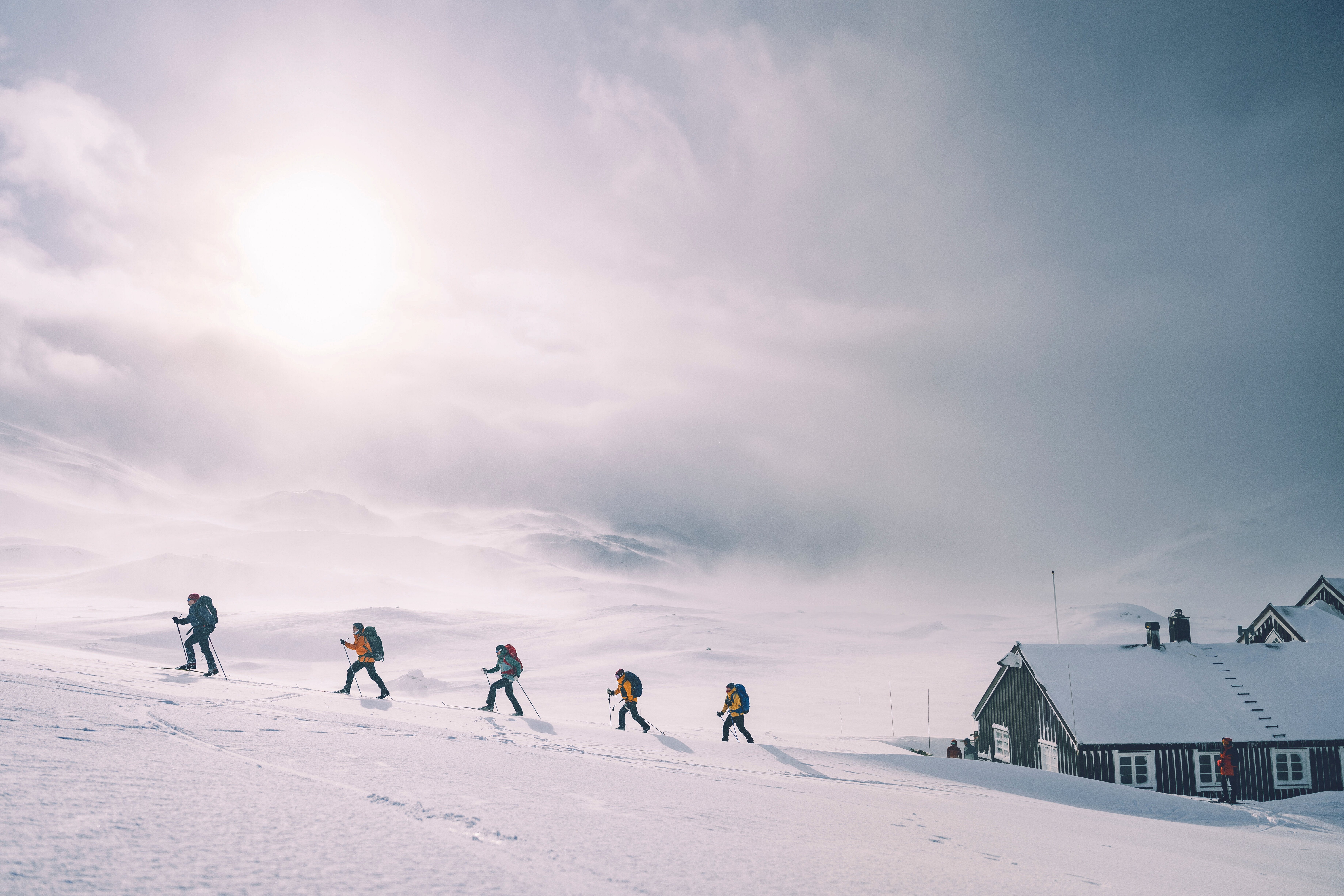 mennesker p&aring; ski utenfor DNT-hytta