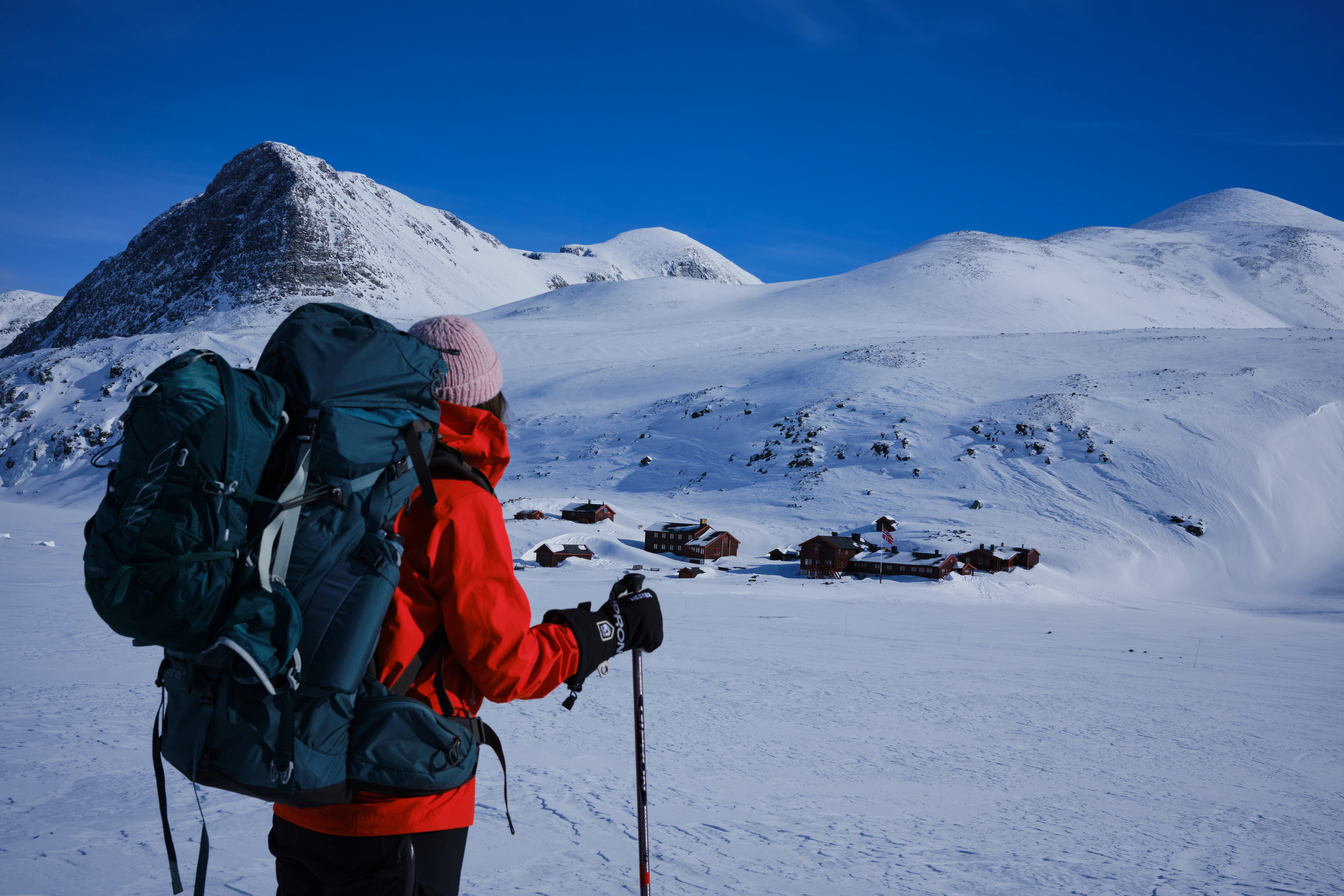 Person p&aring; ski i vakkert vinterlandskap