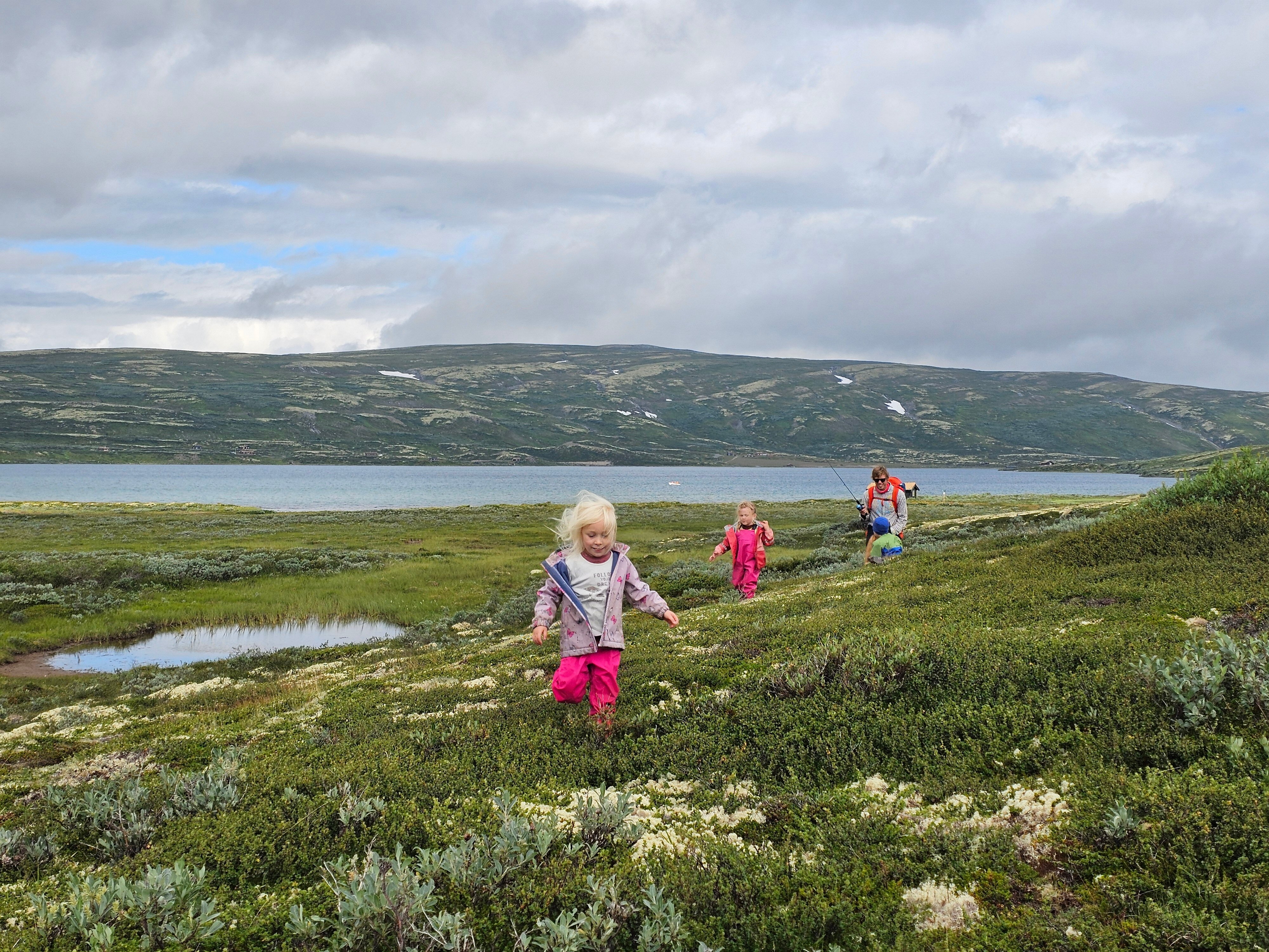 barn l&oslash;per i fjellterreng