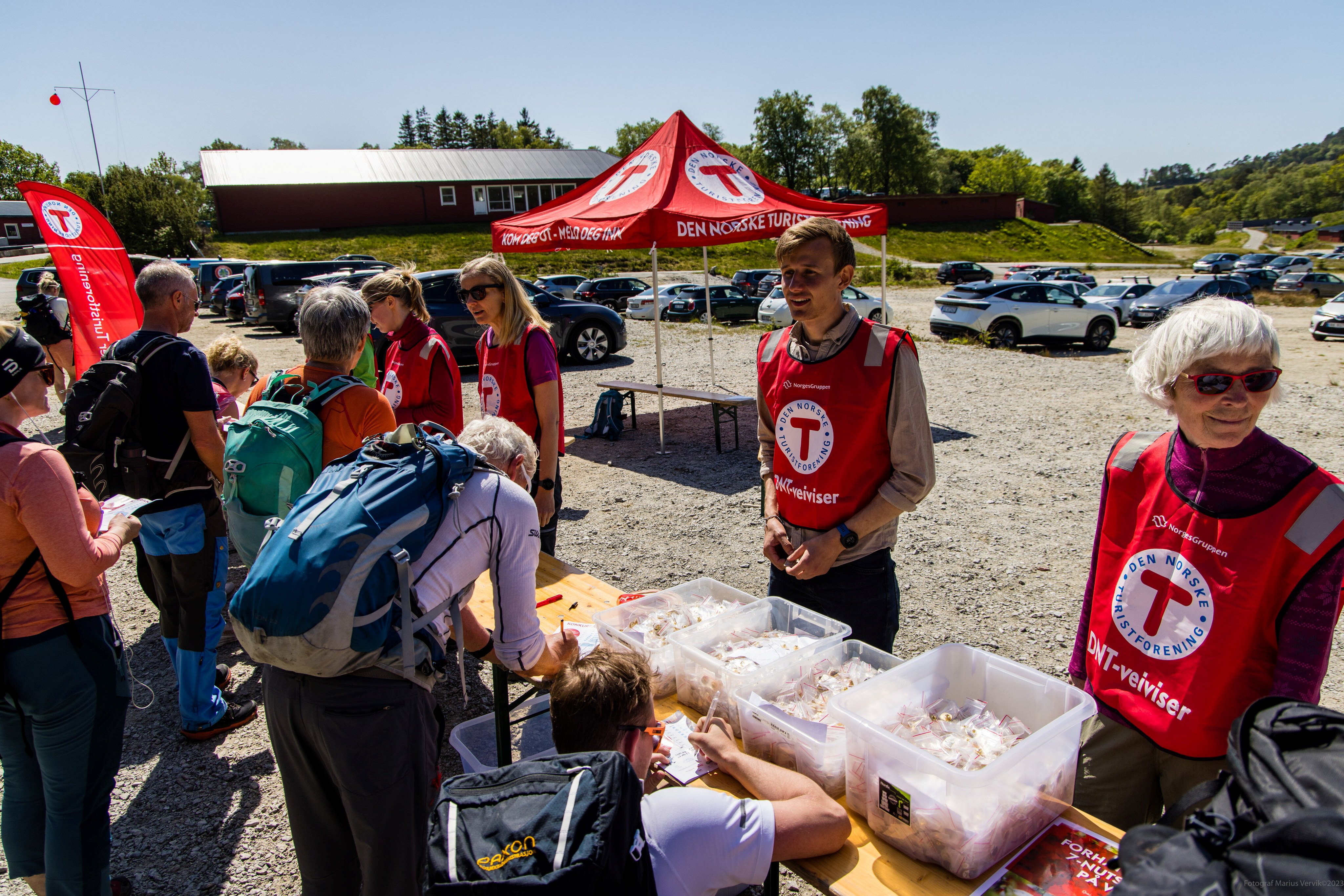 Mennesker mottar premier ved m&aring;lstreken til et arrangement.