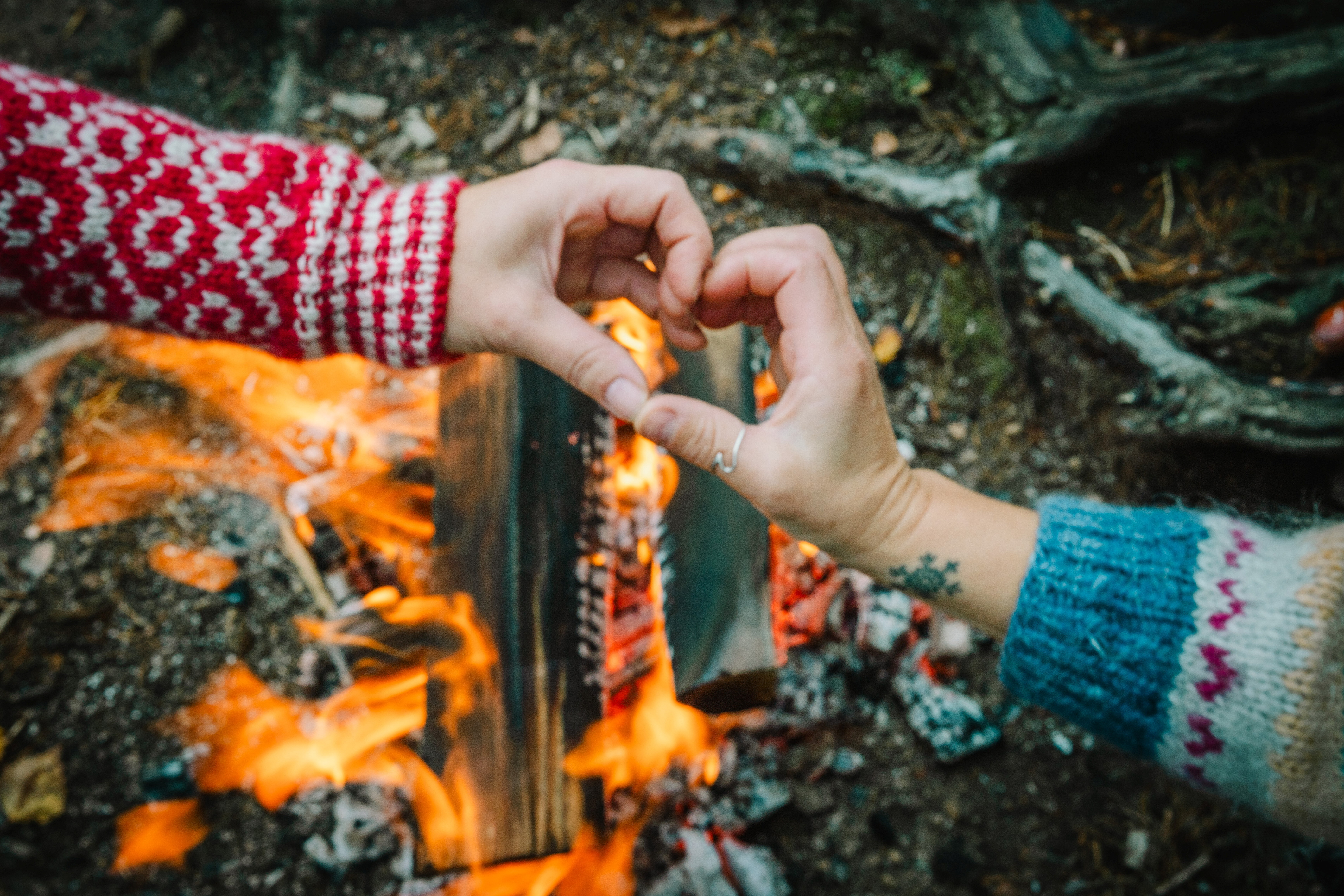 hender som danner et hjerte over et b&aring;l