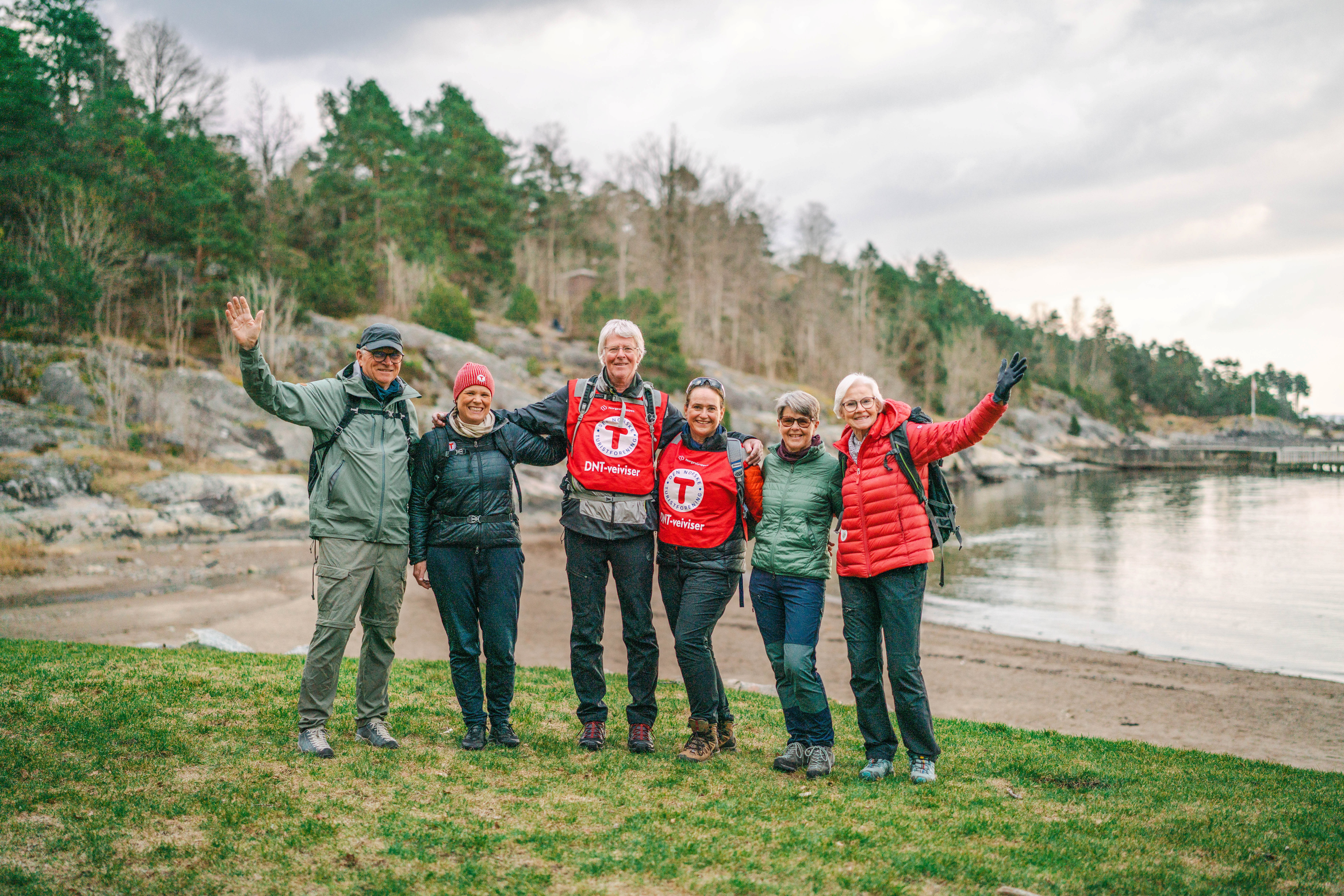 personer som st&aring;r p&aring; en strand i turt&oslash;y