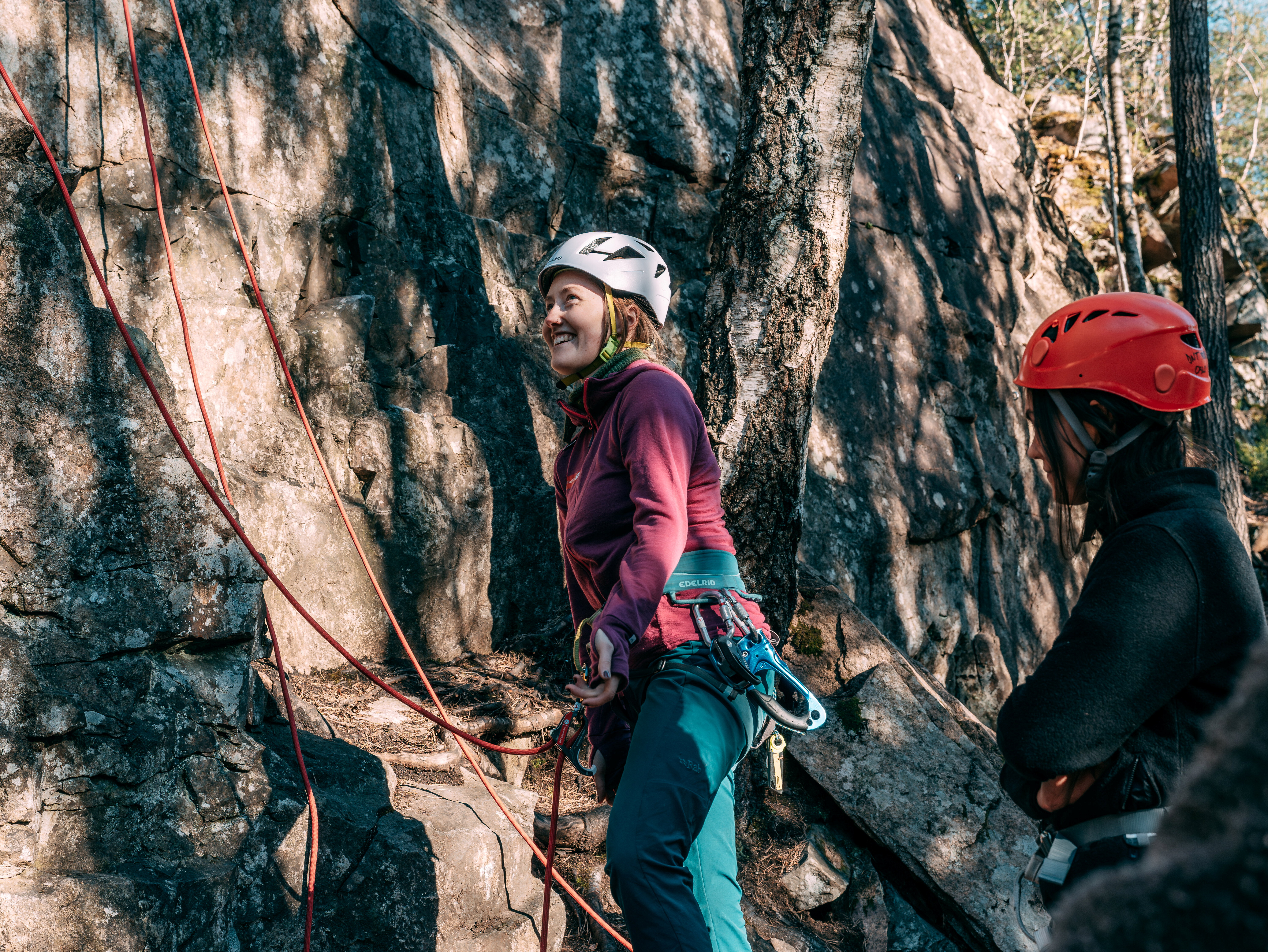 personer med klatreutstyr ved en fjellvegg