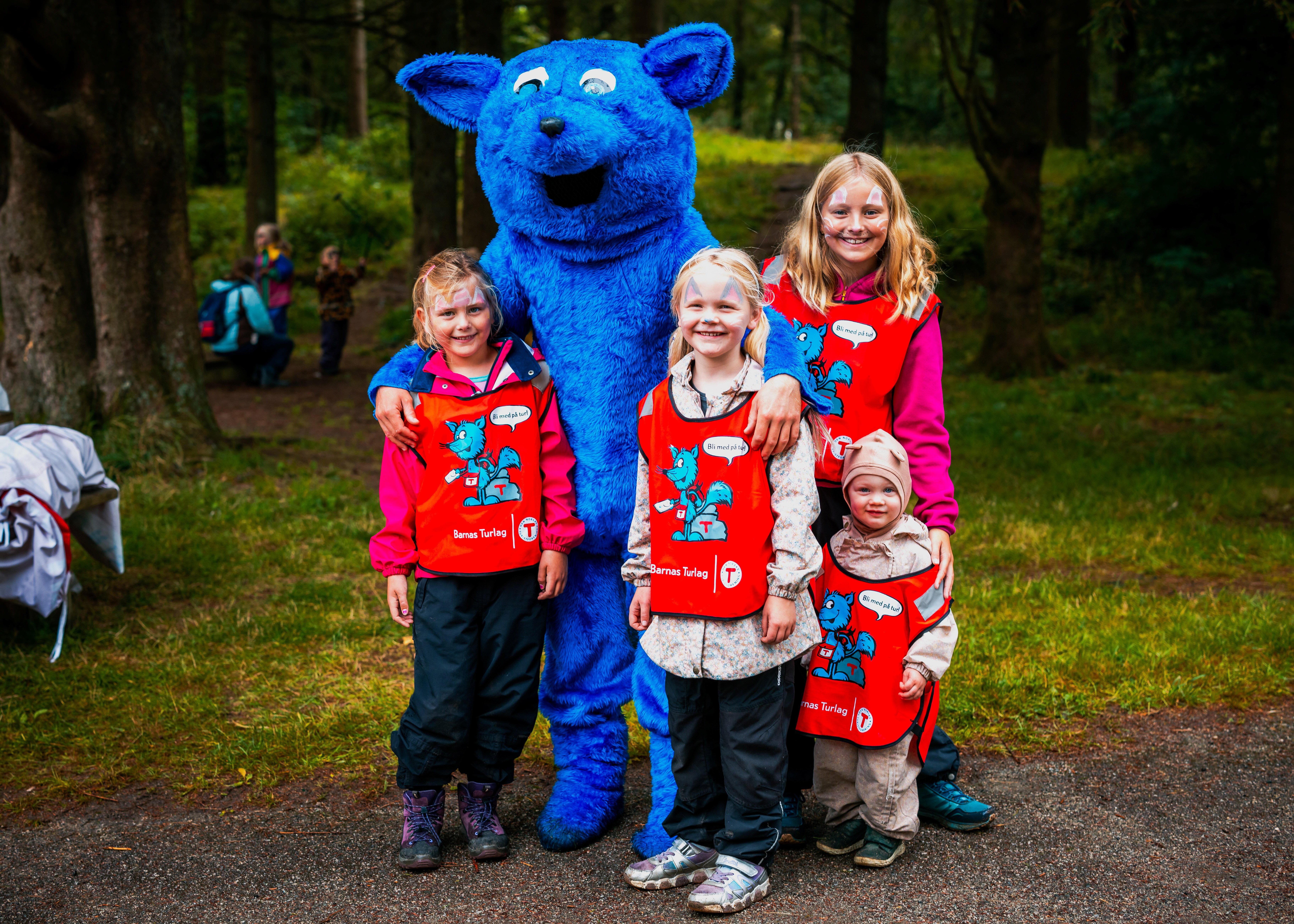 fire barn koser seg med Barnas Turlag-maskot, Turbo fjellrev