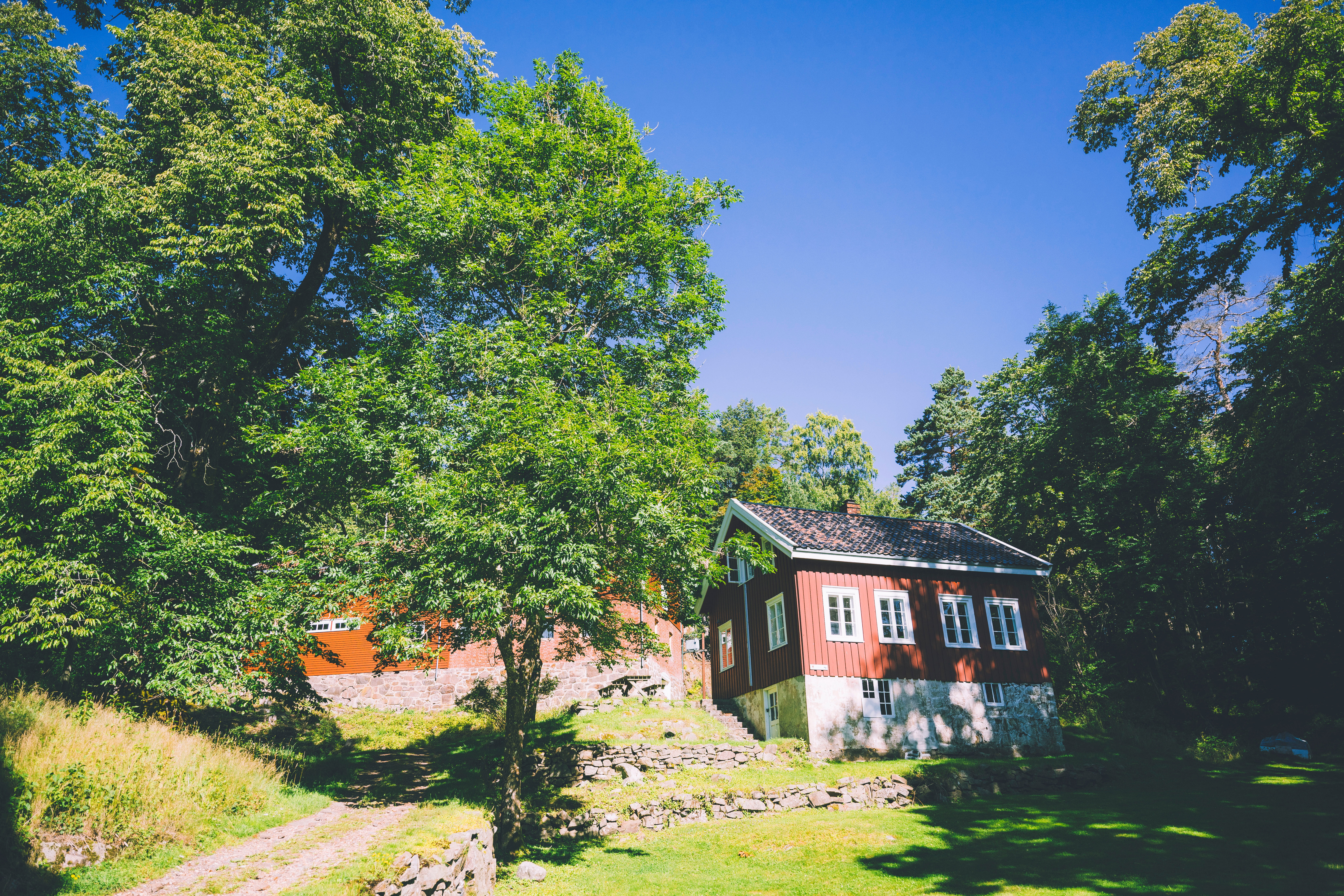 R&oslash;d hytte ved sj&oslash;en