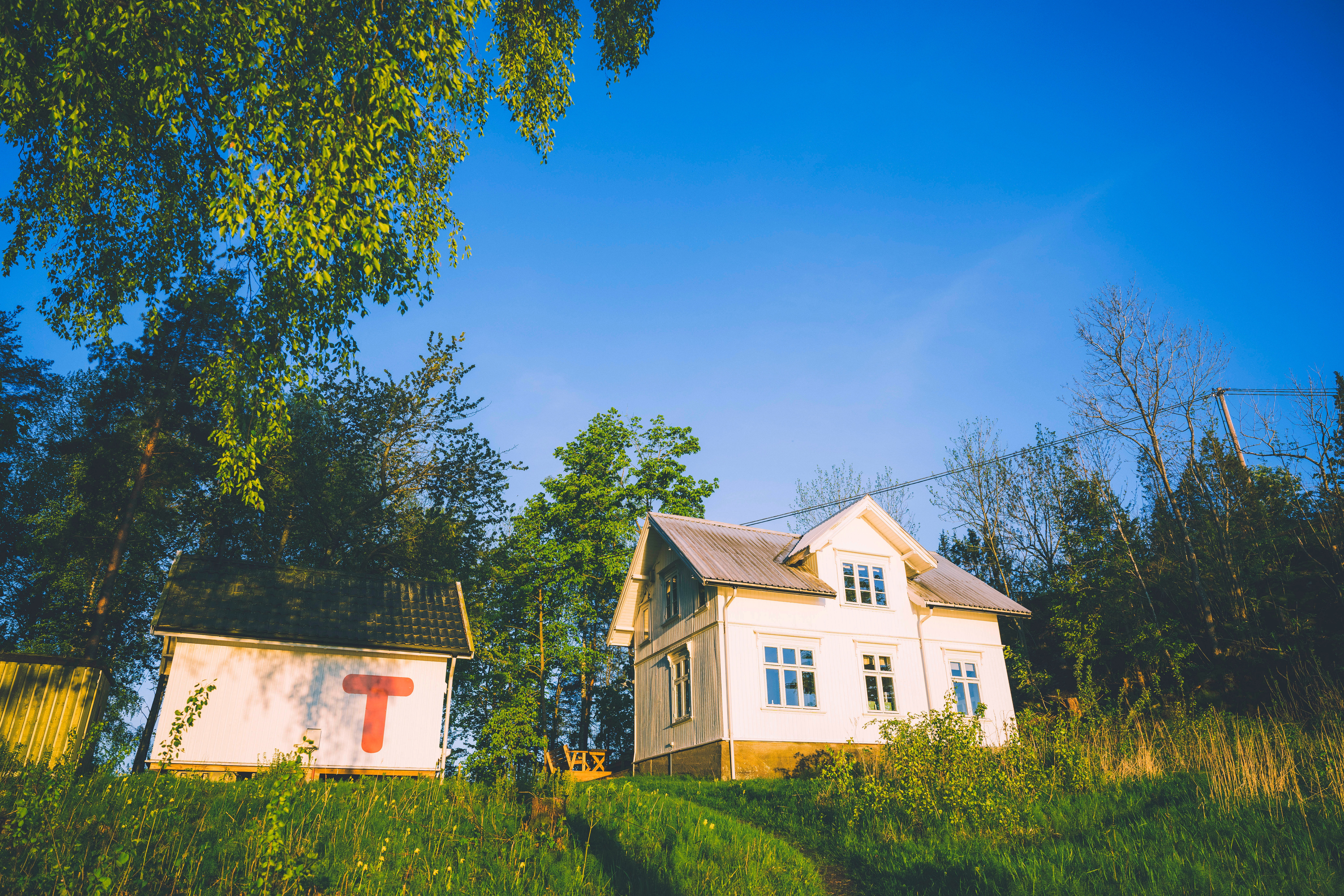 hvitt hus langs kysten
