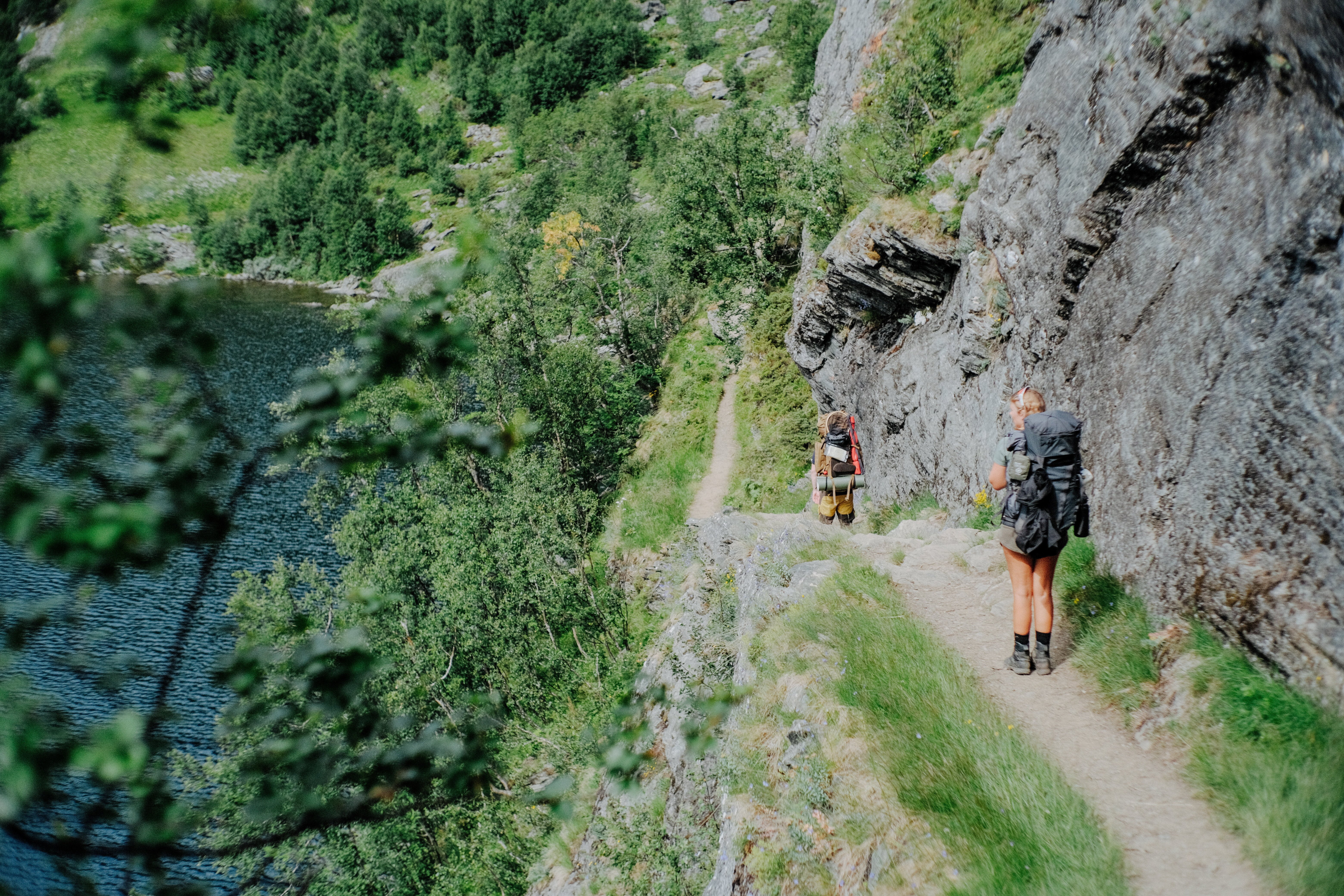 To mennesker langs vakker fjelldal