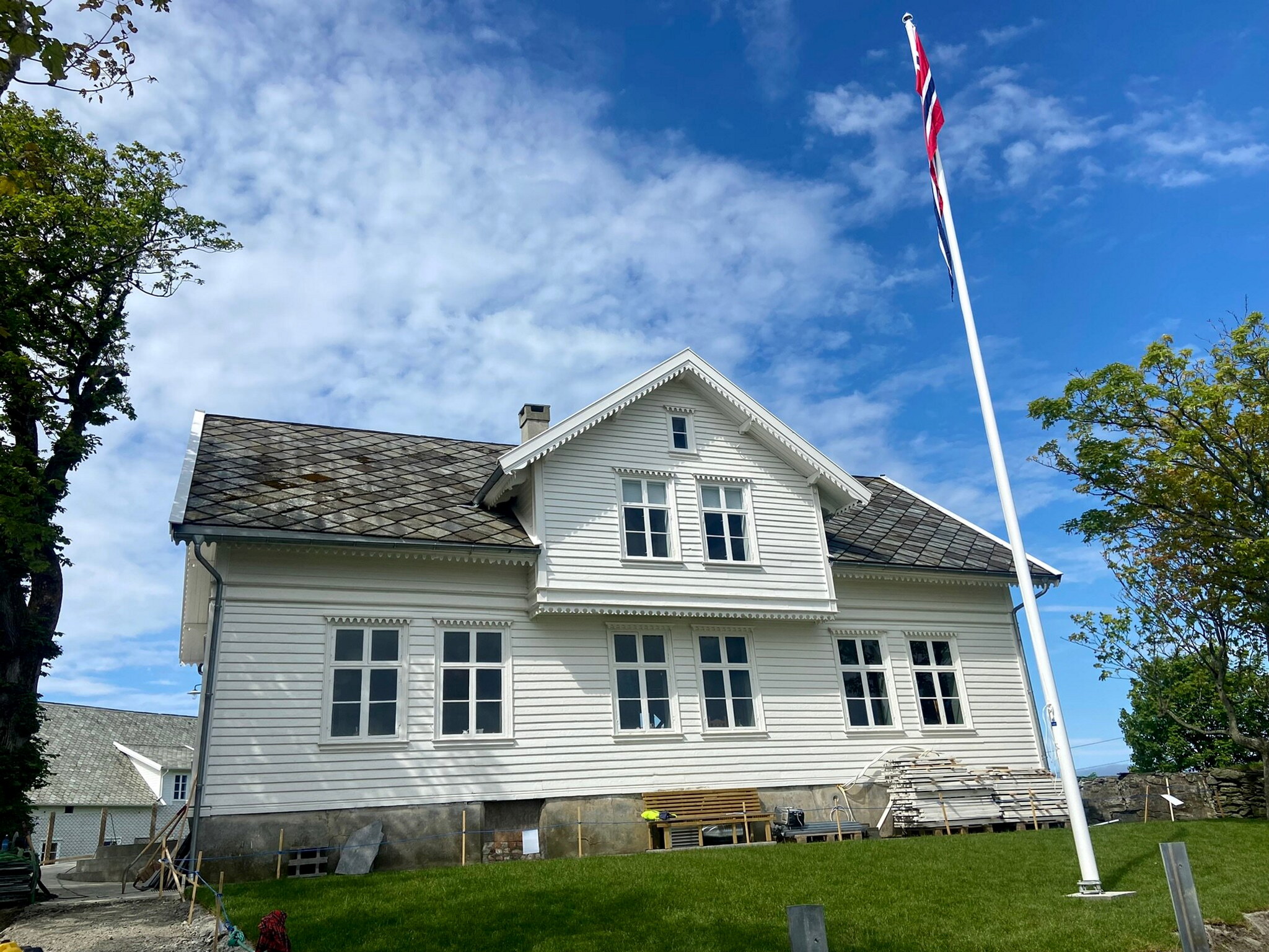 hvit hytte i natur