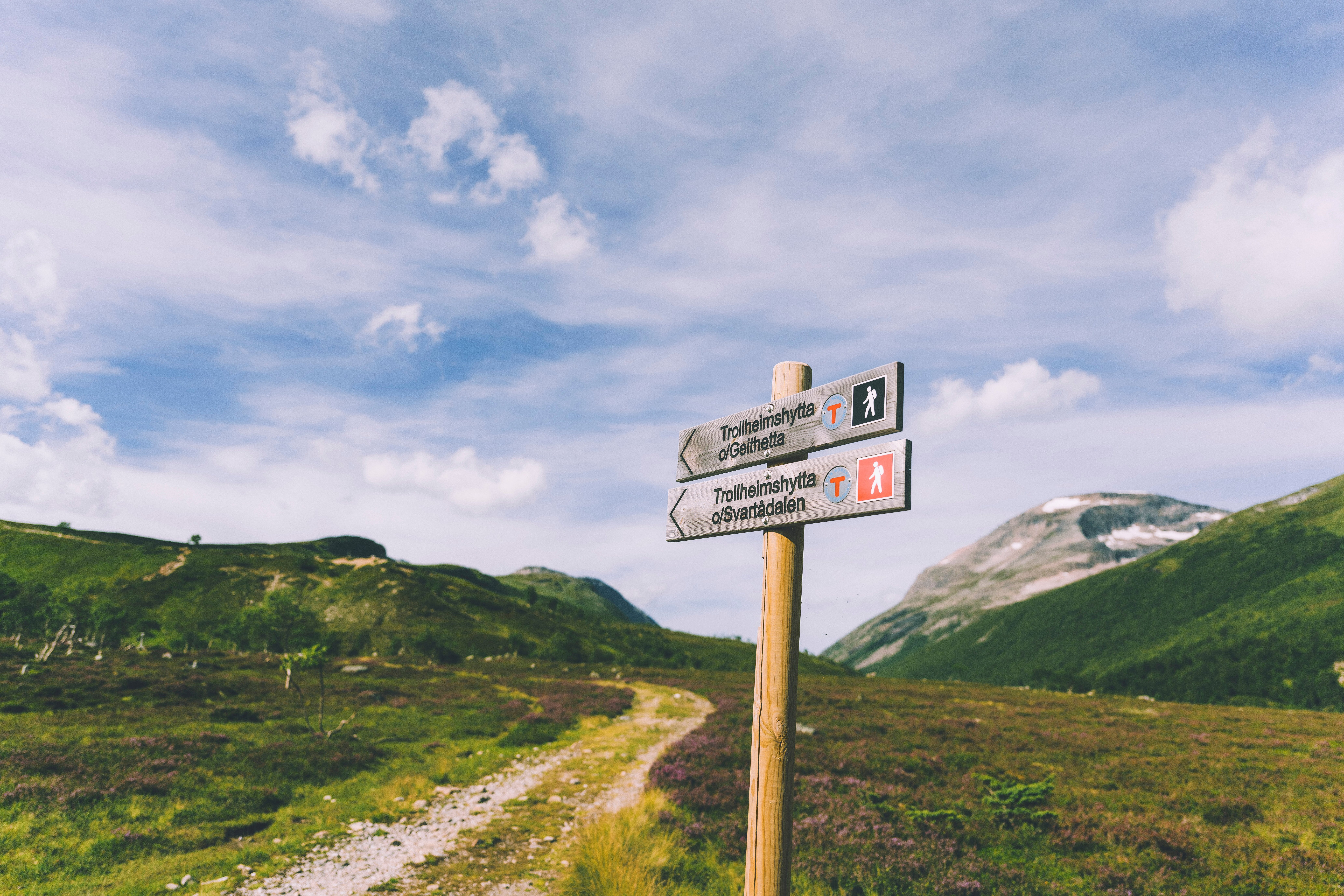 en stolpe med to skilt hor det st&aring;r Trollheimshytta o/ svart&aring;dalen, og Trollheimshytta o/geithetta