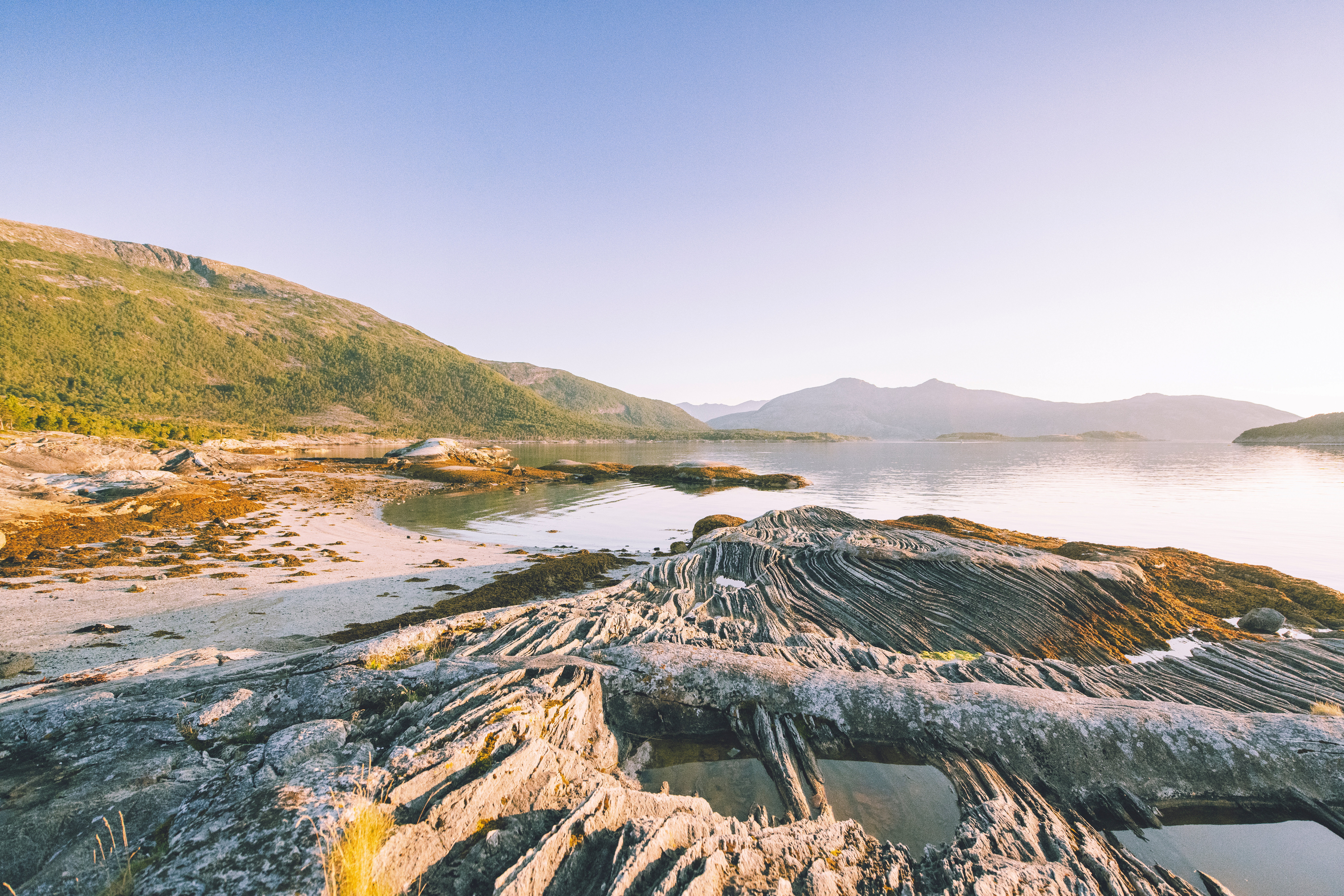 vakker strand to, personer g&aring;r